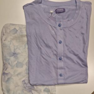 Pigiama in cotone leggero con maglia a manica corta colore lilla e pantalone lungo a fantasia fiorata. Modello confortevole, codice 03451.
