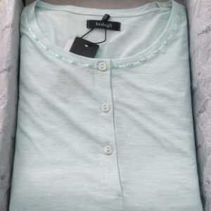 Pigiama donna lungo Bisbigli in viscosa leggera, morbido e fresco, in elegante tonalità verde. Ultimo pezzo tg 52 a metà prezzo.